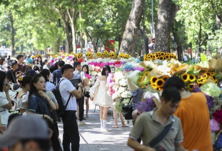 Dòng người tấp nập đón thu trên phố Phan Đình Phùng 