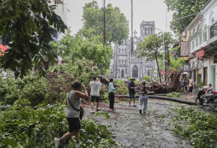 Các tuyến phố Hà Nội tan hoang sau bão số 3 