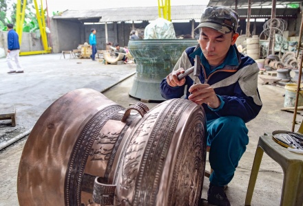 Về thăm làng nghề đúc đồng truyền thống có chiếc trống đồng lớn nhất Việt Nam