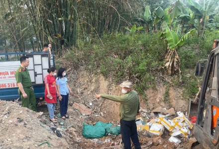 Thái Nguyên: Tiêu hủy gần 1 tấn chân gà rút xương và cá nục không rõ nguồn gốc
