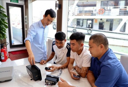 Hạ Long tập huấn sử dụng thiết bị an toàn cho đội tàu du lịch