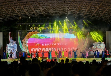 Khai mạc Lễ hội “Mùa vàng Bắc Sơn năm 2025” và đón nhận giải thưởng “Làng du lịch tốt nhất năm 2025”