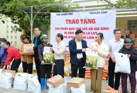 Quảng Ninh trao 300 phần quà hỗ trợ người dân xã D’Ran, tỉnh Lâm Đồng