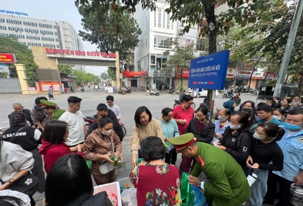 Công an phường Tây Hồ tặng suất cơm nghĩa tình cho bệnh nhân đang điều trị tại các bệnh viện 