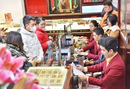 Giá vàng và ngoại tệ ngày 12/12: Vàng SJC tiến sát mốc 156 triệu đồng/lượng