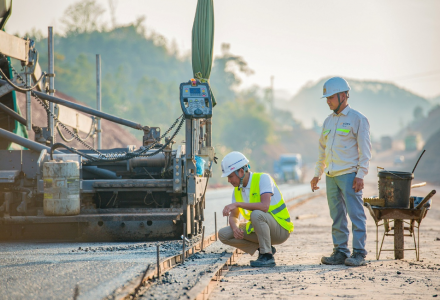 Tại dự án cao tốc Hữu Nghị - Chi Lăng, hàng nghìn người lao động đang nỗ lực hoàn thành mục tiêu thông tuyến