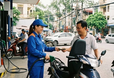 Giá bán lẻ xăng dầu ngày 14/12 ổn định ở mức thấp, hỗ trợ chi phí cuối năm