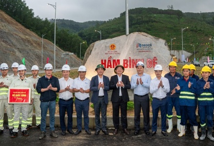 Phó Thủ tướng Hồ Quốc Dũng thăm, tặng quà người lao động dự án cao tốc Quảng Ngãi – Hoài Nhơn trước ngày khánh thành