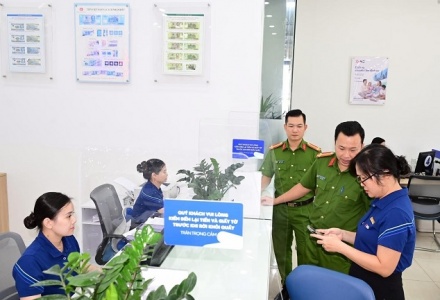 Từ 1/1/2026, ngừng dùng hộ chiếu giao dịch ngân hàng