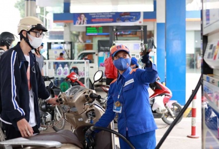 Giá xăng dầu trong nước sẽ được điều chỉnh sớm hơn 1 ngày