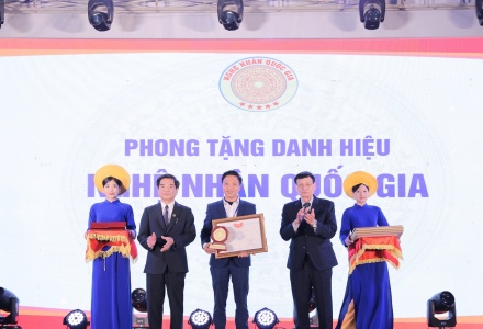 Nghệ nhân Nhữ Văn Cường và hành trình tiếp lửa chạm khắc Đông Giao