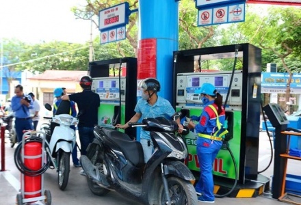 Giá xăng giảm tiếp, RON95 xuống dưới 19.000 đồng/lít