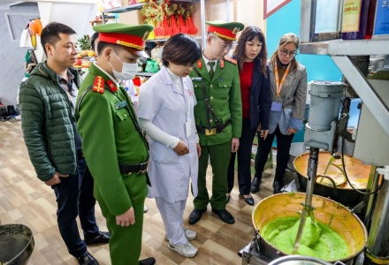 Bộ NN&MT yêu cầu siết chặt kiểm tra an toàn thực phẩm dịp Tết Bính Ngọ