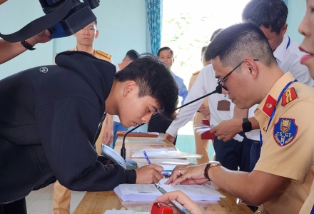 Phó Thủ tướng yêu cầu Bộ Công an đổi mới toàn diện công tác sát hạch và cấp GPLX