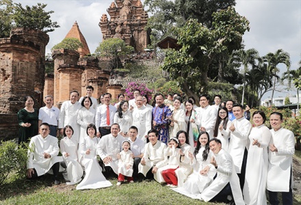 Trồng cây bồ đề hạnh phúc - ước nguyện bình an của 80 cặp đôi tham gia 'Vietnam Happy Fest 2025'