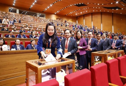 Hình ảnh đại biểu bỏ phiếu bầu Ban chấp hành Trung ương Đảng khóa 14