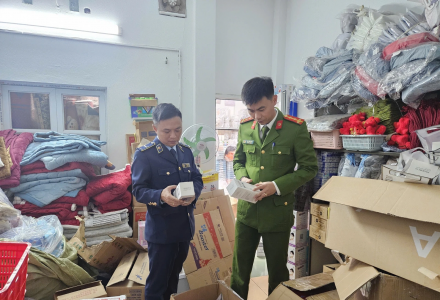 Thanh Hóa: Phát hiện và buộc tiêu hủy 335 sản phẩm thực phẩm không rõ nguồn gốc