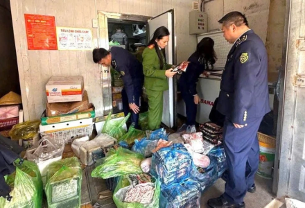 Thanh Hóa: Thu giữ hơn 1 tấn thực phẩm không rõ nguồn gốc chuẩn bị tuồn ra thị trường