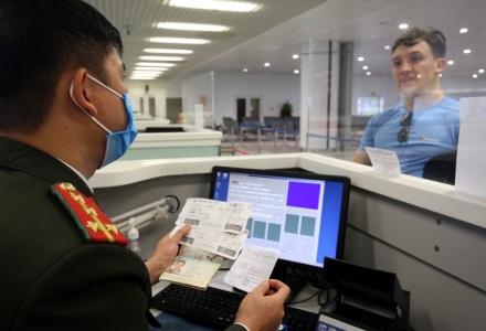 Thực hiện đề nghị cấp thẻ miễn thị thực đặc biệt cho người nước ngoài bảo đảm đúng đối tượng, tiêu chí