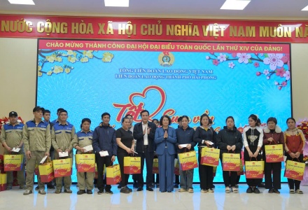 Phó Chủ nhiệm Ủy ban Văn hóa và Xã hội của Quốc hội Triệu Thế Hùng thăm, tặng quà Tết cho đoàn viên, người lao động tại Hải Phòng. 