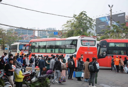 Thủ tướng chỉ đạo tăng cường phương tiện vận tải dịp Tết, không để xảy ra hiện tượng chèn ép giá