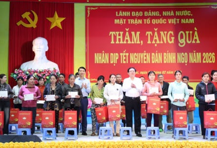 Phó Thủ tướng Hồ Quốc Dũng thăm, tặng quà Tết gia đình chính sách, công nhân khó khăn tại Gia Lai