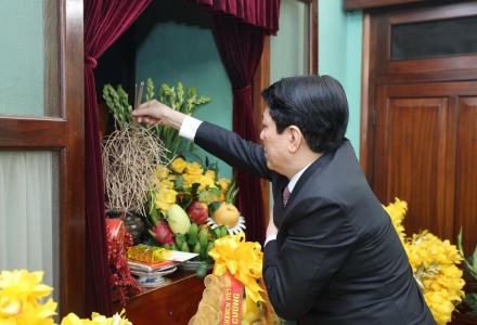 Chủ tịch nước Lương Cường dâng hương tưởng niệm Chủ tịch Hồ Chí Minh tại Nhà 67