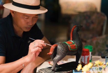 Linh vật ngựa gỗ và hơi thở mùa Xuân từ làng nghề Củi Lũ 