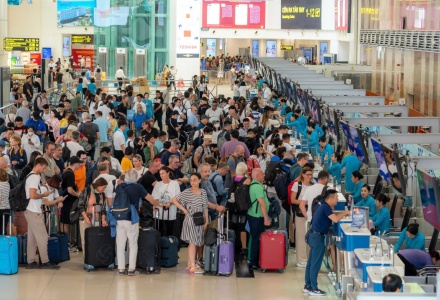 Ngày đầu nghỉ Tết: Sân bay, bến xe đông nghịt người, nhiều tuyến đường ùn tắc