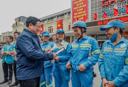 Thủ tướng lì xì, chụp ảnh, động viên công nhân môi trường ngày giáp Tết