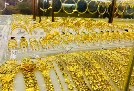 Thị trường vàng 16/2: Giá trong nước neo cao, quốc tế bất động