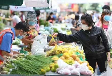 Thị trường hàng hóa mùng 3 Tết: Nguồn cung dồi dào, giá cả ổn định