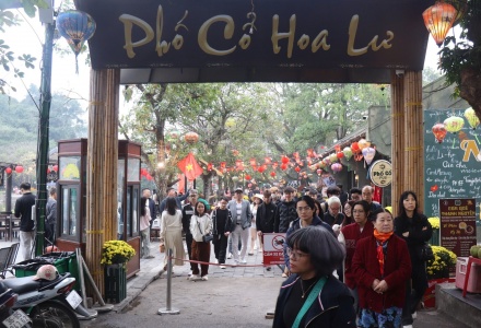 Ninh Bình đón lượng khách 'khủng' dịp Tết, Thung Ui trở thành tâm điểm mới