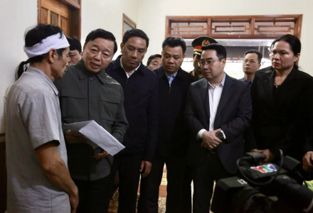 Phó Thủ tướng Trần Hồng Hà đến thăm hỏi gia đình nạn nhân vụ chìm tàu hồ Thác Bà