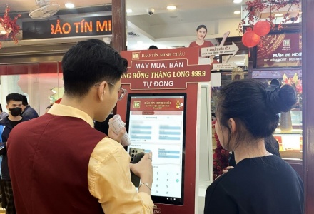'Sốt vàng' gần ngày 'vía Thần Tài', doanh nghiệp lắp máy bán vàng tự động