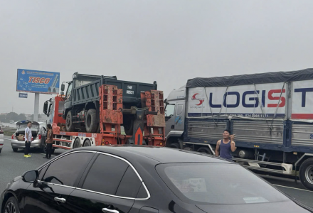 4 ô tô va chạm liên hoàn gây ùn tắc trên cao tốc Pháp Vân - Cầu Giẽ