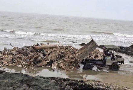 Thanh Hóa: Ngang nhiên chở chất thải đổ ra bãi biển