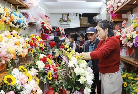 Hoa tươi tăng nhiệt, combo quà tặng 'hot trend' lên ngôi dịp lễ 8/3