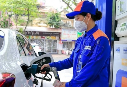 Giá xăng dầu đồng loạt tăng mạnh từ 15h ngày 7/3, xăng RON95 vượt 27.000 đồng/lít