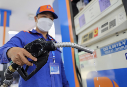 Hà Nội yêu cầu xử lý hoạt động bán xăng dầu bằng chai, lọ