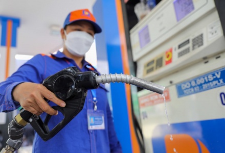 Nghiên cứu điều chỉnh thuế bảo vệ môi trường xăng dầu về 0 đồng