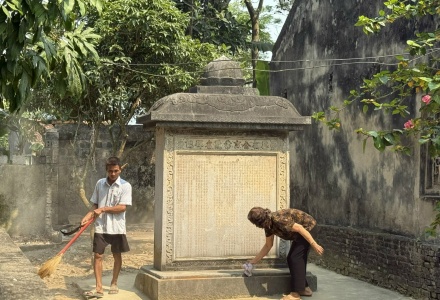 Bia cổ hơn 300 năm ở Thanh Hóa thành tường rào nhà dân