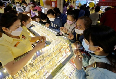 Giá vàng hôm nay 14/4: Vàng SJC và nhẫn trơn chạm mốc 173 triệu đồng/lượng