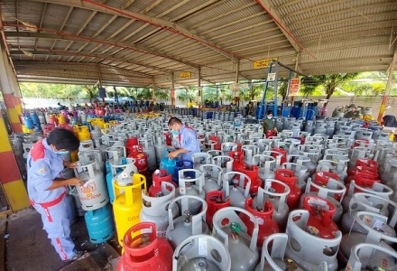 Thị trường gas hạ nhiệt, giá bán lẻ giảm mạnh tới 30.000 đồng/bình 12kg