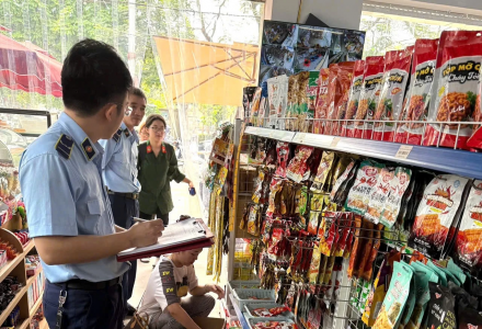 Thanh Hóa: Thu giữ gần 1.000 sản phẩm thực phẩm sụn gà, cánh gà nghi nhập lậu