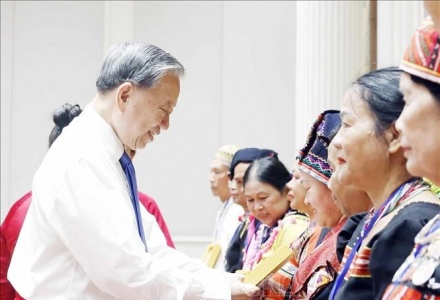 Tổng Bí thư, Chủ tịch nước Tô Lâm gặp mặt người có uy tín tiêu biểu, khẳng định vai trò “cột mốc sống” của văn hóa