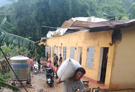 Lào Cai: 20 phút giông lốc, hàng chục ngôi nhà tốc mái