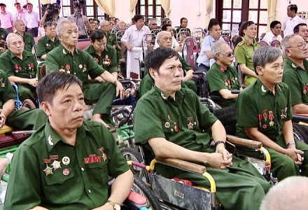 Thủ tướng yêu cầu hoàn thành trao quà cho người có công trước ngày 28/4