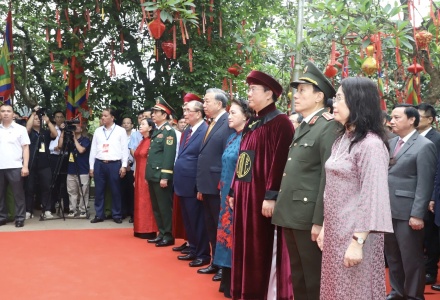 Tổng Bí thư, Chủ tịch nước Tô Lâm dâng hương tưởng niệm các Vua Hùng