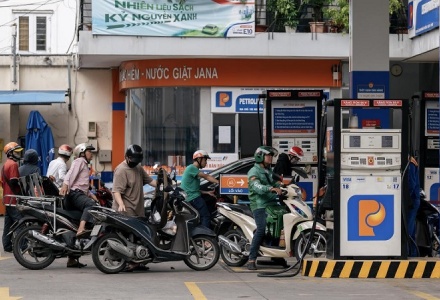 Giá xăng dầu ngày 29/4: Thế giới vượt ngưỡng 110 USD, trong nước điều chỉnh giá sớm